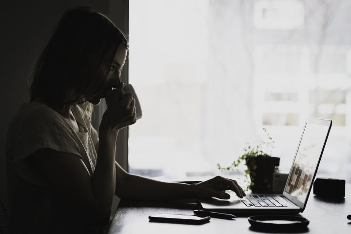 パソコンに向かう女性の写真