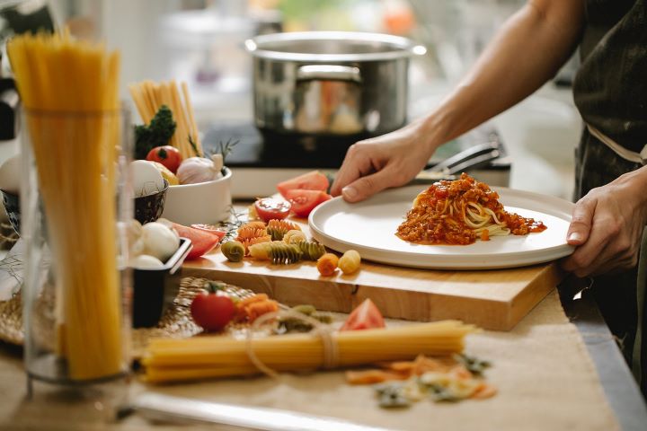 パスタを料理する写真